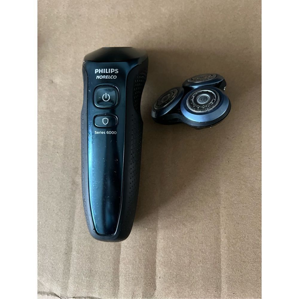 Philips Norelco S6810 WetDry Electricshaver Philips Norelco S6810 WetDry Electricshaver
